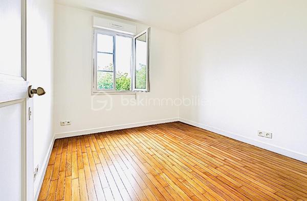 SAINT BRIEUC 22. Quartier Centre Ville - Saint Michel - Le Légué 
Appartement sur parquet, traversant et lumineux, au 1er étage d'une petite copropriété.
Situé dans le quartier tranquille et recherché de Saint Michel, ce bien est proche des commodités à pied.
 Il se compose d'une entrée s'ouvrant sur un salon-séjour (17 m2) et une cuisine aménagée équipée (9m2), une chambre (12m2), une chambre de 13 m2 avec dressing, une salle d'eau, un WC.
Chauffage indépendant au gaz.
Le garage de 24m2 est équipé d'une bonne rechargeable pour véhicules électriques.

Centre ville à 2mn / Gare SNCF à 10mn / Accès facile à la RN12 direction Brest ou Rennes.
Environnement boisé, facilité pour se garer dans la rue.
Entièrement rénové /Pas de travaux à prévoir. Libre d'occupation.

Visite sur RDV.

Concernant la copropriété :
Syndic de copropriété / Pas de procédure en cours.