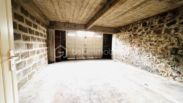 SAINT BRIEUC 22. Quartier Centre Ville - Saint Michel - Le Légué 
Appartement sur parquet, traversant et lumineux, au 1er étage d'une petite copropriété.
Situé dans le quartier tranquille et recherché de Saint Michel, ce bien est proche des commodités à pied.
 Il se compose d'une entrée s'ouvrant sur un salon-séjour (17 m2) et une cuisine aménagée équipée (9m2), une chambre (12m2), une chambre de 13 m2 avec dressing, une salle d'eau, un WC.
Chauffage indépendant au gaz.
Le garage de 24m2 est équipé d'une bonne rechargeable pour véhicules électriques.

Centre ville à 2mn / Gare SNCF à 10mn / Accès facile à la RN12 direction Brest ou Rennes.
Environnement boisé, facilité pour se garer dans la rue.
Entièrement rénové /Pas de travaux à prévoir. Libre d'occupation.

Visite sur RDV.

Concernant la copropriété :
Syndic de copropriété / Pas de procédure en cours.