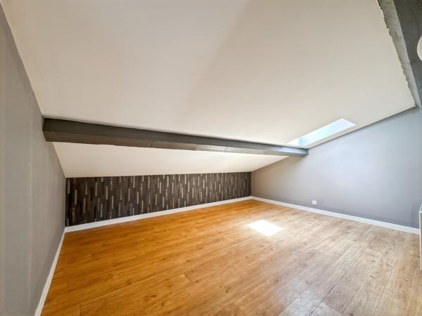 Trévoux (01600) Trévoux - À vendre – Appartement T3 de 49 m² avec balcon terrasse perché sur la Saône