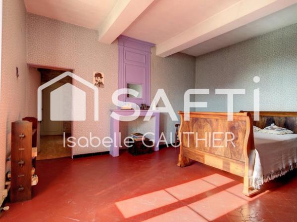 MAISON D'ENV. 250M² - TERRAIN 1100m² - 2 GARAGES EN PIERRE