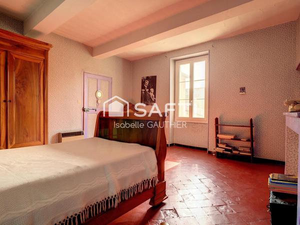 MAISON D'ENV. 250M² - TERRAIN 1100m² - 2 GARAGES EN PIERRE