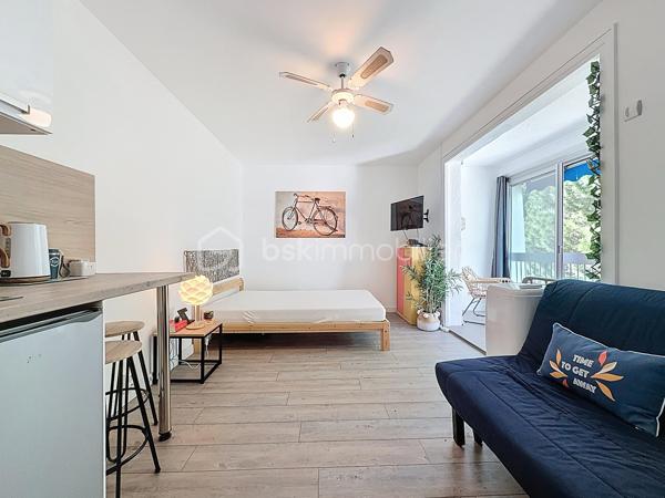 ** EXCLUSIVITÉ **

Studio 1 pièce d'environ 26m2 comprenant loggia ouverte sans vis à vis avec espace détente, situé au troisième sur trois étages dans une copropriété recherchée sur le secteur du point zéro, je vous invite a me contacter pour découvrir votre futur cocon.

Idéal pour un pied à terre / locatif avec bon rendement ou pour un premier achat.

Il n'y a pas de travaux à prévoir, en excellent état, vous n'aurez qu'à poser vos valises

Les +
pas de vis à vis, WC séparé, peut être vendu meublé, parking privatif.

Pour plus d'informations ou une visite, Jonathan Deniau disponible au O6 81 16 71 20.