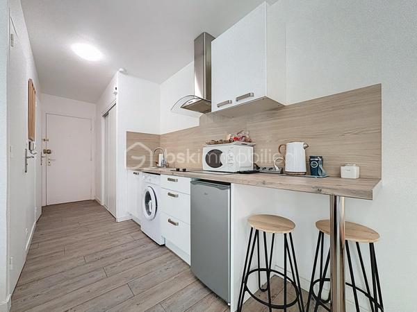 ** EXCLUSIVITÉ **

Studio 1 pièce d'environ 26m2 comprenant loggia ouverte sans vis à vis avec espace détente, situé au troisième sur trois étages dans une copropriété recherchée sur le secteur du point zéro, je vous invite a me contacter pour découvrir votre futur cocon.

Idéal pour un pied à terre / locatif avec bon rendement ou pour un premier achat.

Il n'y a pas de travaux à prévoir, en excellent état, vous n'aurez qu'à poser vos valises

Les +
pas de vis à vis, WC séparé, peut être vendu meublé, parking privatif.

Pour plus d'informations ou une visite, Jonathan Deniau disponible au O6 81 16 71 20.