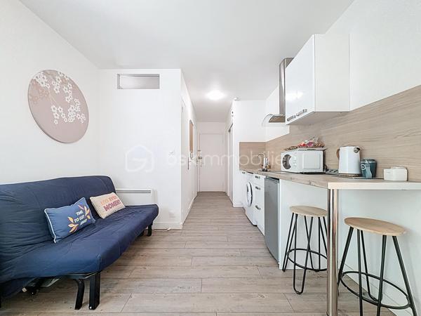 ** EXCLUSIVITÉ **

Studio 1 pièce d'environ 26m2 comprenant loggia ouverte sans vis à vis avec espace détente, situé au troisième sur trois étages dans une copropriété recherchée sur le secteur du point zéro, je vous invite a me contacter pour découvrir votre futur cocon.

Idéal pour un pied à terre / locatif avec bon rendement ou pour un premier achat.

Il n'y a pas de travaux à prévoir, en excellent état, vous n'aurez qu'à poser vos valises

Les +
pas de vis à vis, WC séparé, peut être vendu meublé, parking privatif.

Pour plus d'informations ou une visite, Jonathan Deniau disponible au O6 81 16 71 20.
