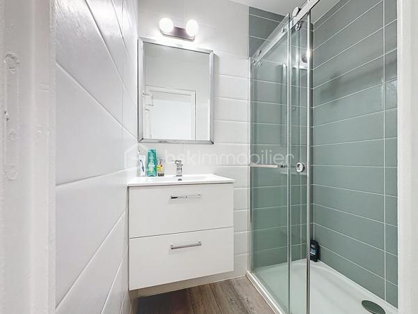 ** EXCLUSIVITÉ **

Studio 1 pièce d'environ 26m2 comprenant loggia ouverte sans vis à vis avec espace détente, situé au troisième sur trois étages dans une copropriété recherchée sur le secteur du point zéro, je vous invite a me contacter pour découvrir votre futur cocon.

Idéal pour un pied à terre / locatif avec bon rendement ou pour un premier achat.

Il n'y a pas de travaux à prévoir, en excellent état, vous n'aurez qu'à poser vos valises

Les +
pas de vis à vis, WC séparé, peut être vendu meublé, parking privatif.

Pour plus d'informations ou une visite, Jonathan Deniau disponible au O6 81 16 71 20.