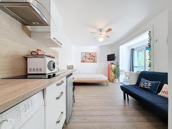 ** EXCLUSIVITÉ **

Studio 1 pièce d'environ 26m2 comprenant loggia ouverte sans vis à vis avec espace détente, situé au troisième sur trois étages dans une copropriété recherchée sur le secteur du point zéro, je vous invite a me contacter pour découvrir votre futur cocon.

Idéal pour un pied à terre / locatif avec bon rendement ou pour un premier achat.

Il n'y a pas de travaux à prévoir, en excellent état, vous n'aurez qu'à poser vos valises

Les +
pas de vis à vis, WC séparé, peut être vendu meublé, parking privatif.

Pour plus d'informations ou une visite, Jonathan Deniau disponible au O6 81 16 71 20.