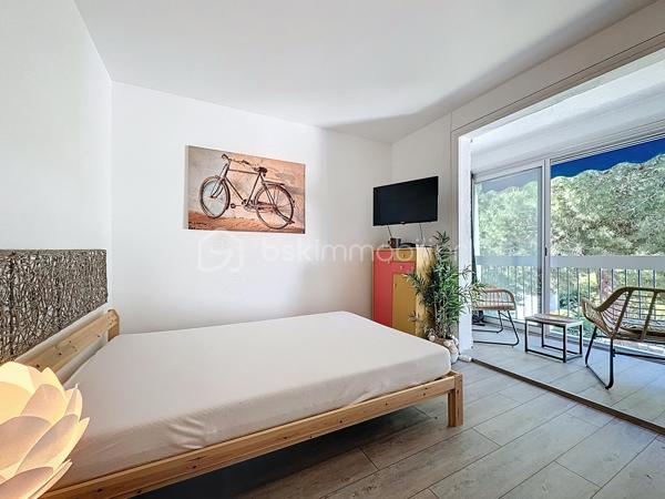 ** EXCLUSIVITÉ **

Studio 1 pièce d'environ 26m2 comprenant loggia ouverte sans vis à vis avec espace détente, situé au troisième sur trois étages dans une copropriété recherchée sur le secteur du point zéro, je vous invite a me contacter pour découvrir votre futur cocon.

Idéal pour un pied à terre / locatif avec bon rendement ou pour un premier achat.

Il n'y a pas de travaux à prévoir, en excellent état, vous n'aurez qu'à poser vos valises

Les +
pas de vis à vis, WC séparé, peut être vendu meublé, parking privatif.

Pour plus d'informations ou une visite, Jonathan Deniau disponible au O6 81 16 71 20.