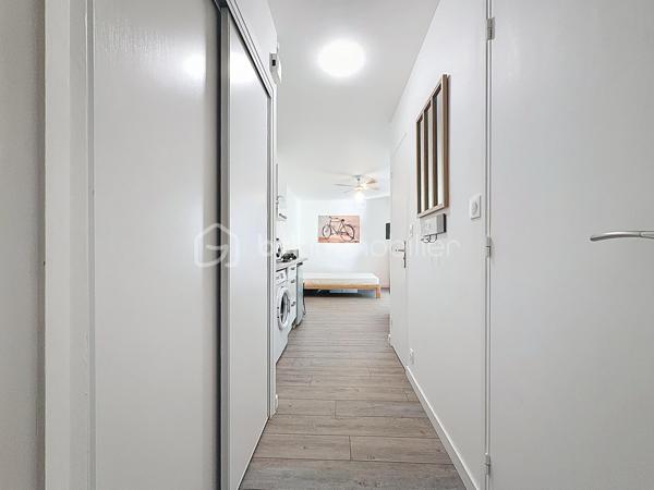 ** EXCLUSIVITÉ **

Studio 1 pièce d'environ 26m2 comprenant loggia ouverte sans vis à vis avec espace détente, situé au troisième sur trois étages dans une copropriété recherchée sur le secteur du point zéro, je vous invite a me contacter pour découvrir votre futur cocon.

Idéal pour un pied à terre / locatif avec bon rendement ou pour un premier achat.

Il n'y a pas de travaux à prévoir, en excellent état, vous n'aurez qu'à poser vos valises

Les +
pas de vis à vis, WC séparé, peut être vendu meublé, parking privatif.

Pour plus d'informations ou une visite, Jonathan Deniau disponible au O6 81 16 71 20.