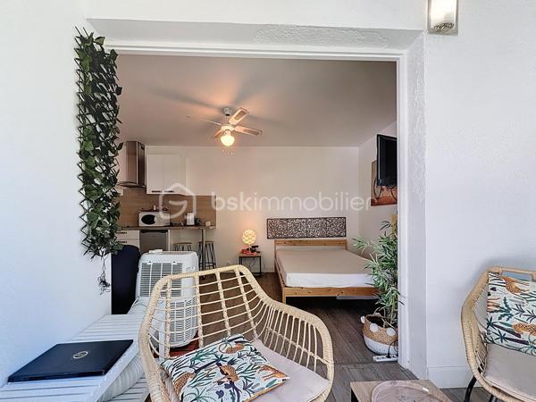 ** EXCLUSIVITÉ **

Studio 1 pièce d'environ 26m2 comprenant loggia ouverte sans vis à vis avec espace détente, situé au troisième sur trois étages dans une copropriété recherchée sur le secteur du point zéro, je vous invite a me contacter pour découvrir votre futur cocon.

Idéal pour un pied à terre / locatif avec bon rendement ou pour un premier achat.

Il n'y a pas de travaux à prévoir, en excellent état, vous n'aurez qu'à poser vos valises

Les +
pas de vis à vis, WC séparé, peut être vendu meublé, parking privatif.

Pour plus d'informations ou une visite, Jonathan Deniau disponible au O6 81 16 71 20.