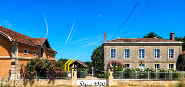 Propriété de caractère du XIXe siècle avec vue sur l’estuaire, 1,2 hectare, dépendances et piscine L'agence Rulleau Immobilier à Saint-André-de-Cubzac vous propose de découvrir cette magnifique propriété de caractère du XIXe siècle située à 5 min de BOURG SUR GIRONDE et 15 min de SAINT-ANDRE DE CUBZAC, dans un environnement calme, verdoyant et préservé, offrant une vue dégagée sur le parc et sur l'estuaire de la Gironde. Cette demeure de charme séduira les amateurs d'authenticité grâce à son architecture élégante, ses prestations de qualité et son cadre de vie privilégié. Détails des diagnostics énergétiques