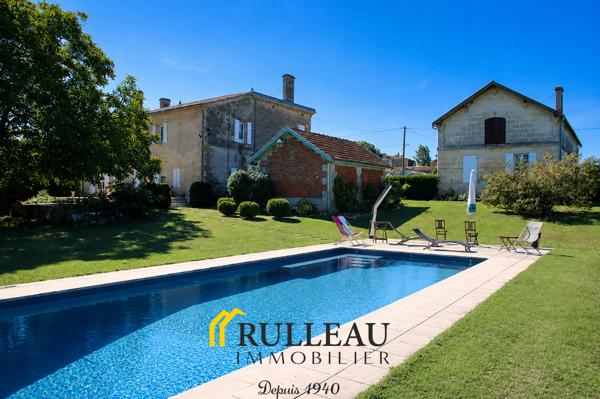 Propriété de caractère du XIXe siècle avec vue sur l’estuaire, 1,2 hectare, dépendances et piscine L'agence Rulleau Immobilier à Saint-André-de-Cubzac vous propose de découvrir cette magnifique propriété de caractère du XIXe siècle située à 5 min de BOURG SUR GIRONDE et 15 min de SAINT-ANDRE DE CUBZAC, dans un environnement calme, verdoyant et préservé, offrant une vue dégagée sur le parc et sur l'estuaire de la Gironde. Cette demeure de charme séduira les amateurs d'authenticité grâce à son architecture élégante, ses prestations de qualité et son cadre de vie privilégié. Détails des diagnostics énergétiques