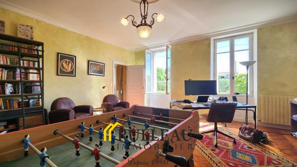 Propriété de caractère du XIXe siècle avec vue sur l’estuaire, 1,2 hectare, dépendances et piscine L'agence Rulleau Immobilier à Saint-André-de-Cubzac vous propose de découvrir cette magnifique propriété de caractère du XIXe siècle située à 5 min de BOURG SUR GIRONDE et 15 min de SAINT-ANDRE DE CUBZAC, dans un environnement calme, verdoyant et préservé, offrant une vue dégagée sur le parc et sur l'estuaire de la Gironde. Cette demeure de charme séduira les amateurs d'authenticité grâce à son architecture élégante, ses prestations de qualité et son cadre de vie privilégié. Détails des diagnostics énergétiques