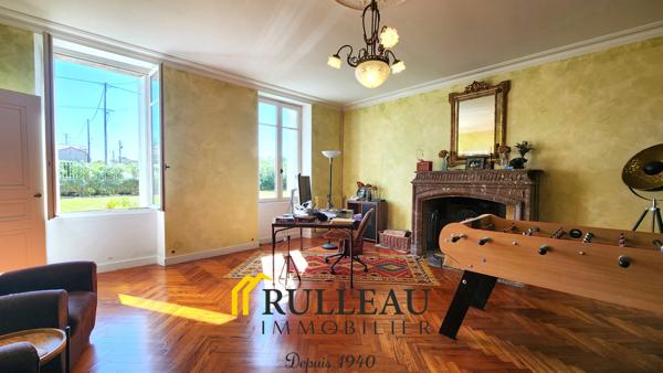 Propriété de caractère du XIXe siècle avec vue sur l’estuaire, 1,2 hectare, dépendances et piscine L'agence Rulleau Immobilier à Saint-André-de-Cubzac vous propose de découvrir cette magnifique propriété de caractère du XIXe siècle située à 5 min de BOURG SUR GIRONDE et 15 min de SAINT-ANDRE DE CUBZAC, dans un environnement calme, verdoyant et préservé, offrant une vue dégagée sur le parc et sur l'estuaire de la Gironde. Cette demeure de charme séduira les amateurs d'authenticité grâce à son architecture élégante, ses prestations de qualité et son cadre de vie privilégié. Détails des diagnostics énergétiques