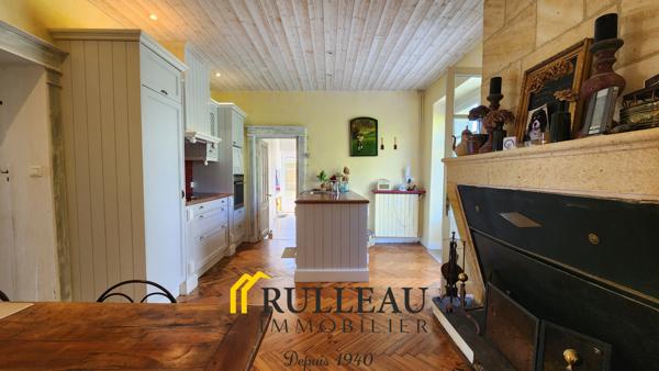 Propriété de caractère du XIXe siècle avec vue sur l’estuaire, 1,2 hectare, dépendances et piscine L'agence Rulleau Immobilier à Saint-André-de-Cubzac vous propose de découvrir cette magnifique propriété de caractère du XIXe siècle située à 5 min de BOURG SUR GIRONDE et 15 min de SAINT-ANDRE DE CUBZAC, dans un environnement calme, verdoyant et préservé, offrant une vue dégagée sur le parc et sur l'estuaire de la Gironde. Cette demeure de charme séduira les amateurs d'authenticité grâce à son architecture élégante, ses prestations de qualité et son cadre de vie privilégié. Détails des diagnostics énergétiques