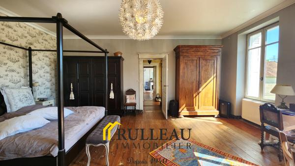 Propriété de caractère du XIXe siècle avec vue sur l’estuaire, 1,2 hectare, dépendances et piscine L'agence Rulleau Immobilier à Saint-André-de-Cubzac vous propose de découvrir cette magnifique propriété de caractère du XIXe siècle située à 5 min de BOURG SUR GIRONDE et 15 min de SAINT-ANDRE DE CUBZAC, dans un environnement calme, verdoyant et préservé, offrant une vue dégagée sur le parc et sur l'estuaire de la Gironde. Cette demeure de charme séduira les amateurs d'authenticité grâce à son architecture élégante, ses prestations de qualité et son cadre de vie privilégié. Détails des diagnostics énergétiques