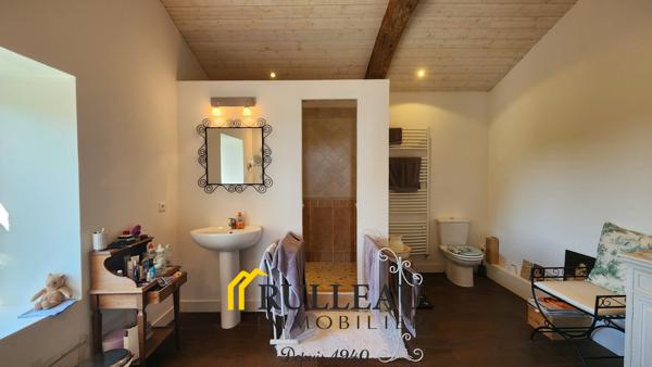 Propriété de caractère du XIXe siècle avec vue sur l’estuaire, 1,2 hectare, dépendances et piscine L'agence Rulleau Immobilier à Saint-André-de-Cubzac vous propose de découvrir cette magnifique propriété de caractère du XIXe siècle située à 5 min de BOURG SUR GIRONDE et 15 min de SAINT-ANDRE DE CUBZAC, dans un environnement calme, verdoyant et préservé, offrant une vue dégagée sur le parc et sur l'estuaire de la Gironde. Cette demeure de charme séduira les amateurs d'authenticité grâce à son architecture élégante, ses prestations de qualité et son cadre de vie privilégié. Détails des diagnostics énergétiques