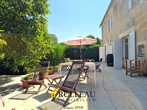 Propriété de caractère du XIXe siècle avec vue sur l’estuaire, 1,2 hectare, dépendances et piscine L'agence Rulleau Immobilier à Saint-André-de-Cubzac vous propose de découvrir cette magnifique propriété de caractère du XIXe siècle située à 5 min de BOURG SUR GIRONDE et 15 min de SAINT-ANDRE DE CUBZAC, dans un environnement calme, verdoyant et préservé, offrant une vue dégagée sur le parc et sur l'estuaire de la Gironde. Cette demeure de charme séduira les amateurs d'authenticité grâce à son architecture élégante, ses prestations de qualité et son cadre de vie privilégié. Détails des diagnostics énergétiques
