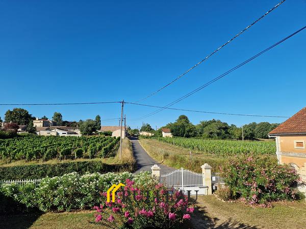 Propriété de caractère du XIXe siècle avec vue sur l’estuaire, 1,2 hectare, dépendances et piscine L'agence Rulleau Immobilier à Saint-André-de-Cubzac vous propose de découvrir cette magnifique propriété de caractère du XIXe siècle située à 5 min de BOURG SUR GIRONDE et 15 min de SAINT-ANDRE DE CUBZAC, dans un environnement calme, verdoyant et préservé, offrant une vue dégagée sur le parc et sur l'estuaire de la Gironde. Cette demeure de charme séduira les amateurs d'authenticité grâce à son architecture élégante, ses prestations de qualité et son cadre de vie privilégié. Détails des diagnostics énergétiques