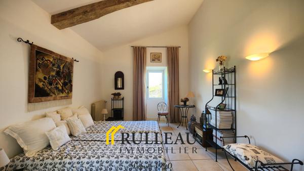 Propriété de caractère du XIXe siècle avec vue sur l’estuaire, 1,2 hectare, dépendances et piscine L'agence Rulleau Immobilier à Saint-André-de-Cubzac vous propose de découvrir cette magnifique propriété de caractère du XIXe siècle située à 5 min de BOURG SUR GIRONDE et 15 min de SAINT-ANDRE DE CUBZAC, dans un environnement calme, verdoyant et préservé, offrant une vue dégagée sur le parc et sur l'estuaire de la Gironde. Cette demeure de charme séduira les amateurs d'authenticité grâce à son architecture élégante, ses prestations de qualité et son cadre de vie privilégié. Détails des diagnostics énergétiques