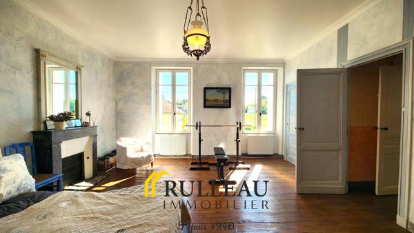 Propriété de caractère du XIXe siècle avec vue sur l’estuaire, 1,2 hectare, dépendances et piscine L'agence Rulleau Immobilier à Saint-André-de-Cubzac vous propose de découvrir cette magnifique propriété de caractère du XIXe siècle située à 5 min de BOURG SUR GIRONDE et 15 min de SAINT-ANDRE DE CUBZAC, dans un environnement calme, verdoyant et préservé, offrant une vue dégagée sur le parc et sur l'estuaire de la Gironde. Cette demeure de charme séduira les amateurs d'authenticité grâce à son architecture élégante, ses prestations de qualité et son cadre de vie privilégié. Détails des diagnostics énergétiques