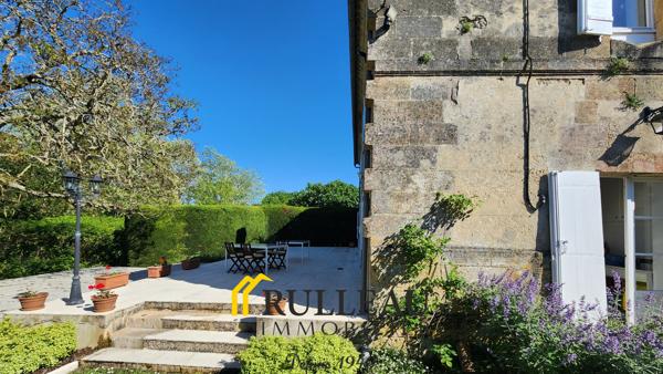 Propriété de caractère du XIXe siècle avec vue sur l’estuaire, 1,2 hectare, dépendances et piscine L'agence Rulleau Immobilier à Saint-André-de-Cubzac vous propose de découvrir cette magnifique propriété de caractère du XIXe siècle située à 5 min de BOURG SUR GIRONDE et 15 min de SAINT-ANDRE DE CUBZAC, dans un environnement calme, verdoyant et préservé, offrant une vue dégagée sur le parc et sur l'estuaire de la Gironde. Cette demeure de charme séduira les amateurs d'authenticité grâce à son architecture élégante, ses prestations de qualité et son cadre de vie privilégié. Détails des diagnostics énergétiques
