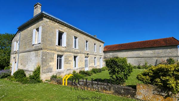 Propriété de caractère du XIXe siècle avec vue sur l’estuaire, 1,2 hectare, dépendances et piscine L'agence Rulleau Immobilier à Saint-André-de-Cubzac vous propose de découvrir cette magnifique propriété de caractère du XIXe siècle située à 5 min de BOURG SUR GIRONDE et 15 min de SAINT-ANDRE DE CUBZAC, dans un environnement calme, verdoyant et préservé, offrant une vue dégagée sur le parc et sur l'estuaire de la Gironde. Cette demeure de charme séduira les amateurs d'authenticité grâce à son architecture élégante, ses prestations de qualité et son cadre de vie privilégié. Détails des diagnostics énergétiques