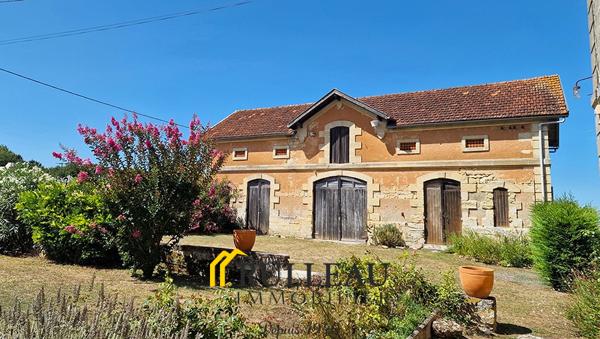 Propriété de caractère du XIXe siècle avec vue sur l’estuaire, 1,2 hectare, dépendances et piscine L'agence Rulleau Immobilier à Saint-André-de-Cubzac vous propose de découvrir cette magnifique propriété de caractère du XIXe siècle située à 5 min de BOURG SUR GIRONDE et 15 min de SAINT-ANDRE DE CUBZAC, dans un environnement calme, verdoyant et préservé, offrant une vue dégagée sur le parc et sur l'estuaire de la Gironde. Cette demeure de charme séduira les amateurs d'authenticité grâce à son architecture élégante, ses prestations de qualité et son cadre de vie privilégié. Détails des diagnostics énergétiques