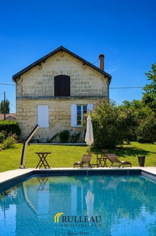 Propriété de caractère du XIXe siècle avec vue sur l’estuaire, 1,2 hectare, dépendances et piscine L'agence Rulleau Immobilier à Saint-André-de-Cubzac vous propose de découvrir cette magnifique propriété de caractère du XIXe siècle située à 5 min de BOURG SUR GIRONDE et 15 min de SAINT-ANDRE DE CUBZAC, dans un environnement calme, verdoyant et préservé, offrant une vue dégagée sur le parc et sur l'estuaire de la Gironde. Cette demeure de charme séduira les amateurs d'authenticité grâce à son architecture élégante, ses prestations de qualité et son cadre de vie privilégié. Détails des diagnostics énergétiques