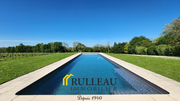 Propriété de caractère du XIXe siècle avec vue sur l’estuaire, 1,2 hectare, dépendances et piscine L'agence Rulleau Immobilier à Saint-André-de-Cubzac vous propose de découvrir cette magnifique propriété de caractère du XIXe siècle située à 5 min de BOURG SUR GIRONDE et 15 min de SAINT-ANDRE DE CUBZAC, dans un environnement calme, verdoyant et préservé, offrant une vue dégagée sur le parc et sur l'estuaire de la Gironde. Cette demeure de charme séduira les amateurs d'authenticité grâce à son architecture élégante, ses prestations de qualité et son cadre de vie privilégié. Détails des diagnostics énergétiques