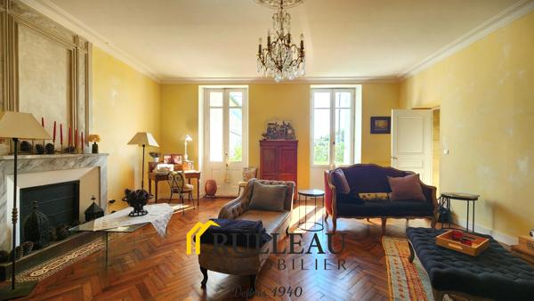 Propriété de caractère du XIXe siècle avec vue sur l’estuaire, 1,2 hectare, dépendances et piscine L'agence Rulleau Immobilier à Saint-André-de-Cubzac vous propose de découvrir cette magnifique propriété de caractère du XIXe siècle située à 5 min de BOURG SUR GIRONDE et 15 min de SAINT-ANDRE DE CUBZAC, dans un environnement calme, verdoyant et préservé, offrant une vue dégagée sur le parc et sur l'estuaire de la Gironde. Cette demeure de charme séduira les amateurs d'authenticité grâce à son architecture élégante, ses prestations de qualité et son cadre de vie privilégié. Détails des diagnostics énergétiques