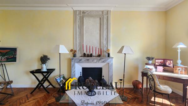 Propriété de caractère du XIXe siècle avec vue sur l’estuaire, 1,2 hectare, dépendances et piscine L'agence Rulleau Immobilier à Saint-André-de-Cubzac vous propose de découvrir cette magnifique propriété de caractère du XIXe siècle située à 5 min de BOURG SUR GIRONDE et 15 min de SAINT-ANDRE DE CUBZAC, dans un environnement calme, verdoyant et préservé, offrant une vue dégagée sur le parc et sur l'estuaire de la Gironde. Cette demeure de charme séduira les amateurs d'authenticité grâce à son architecture élégante, ses prestations de qualité et son cadre de vie privilégié. Détails des diagnostics énergétiques