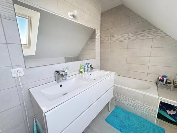 A Vendre- Maison familiale 5 pièces récente avec double garage à CORMERY