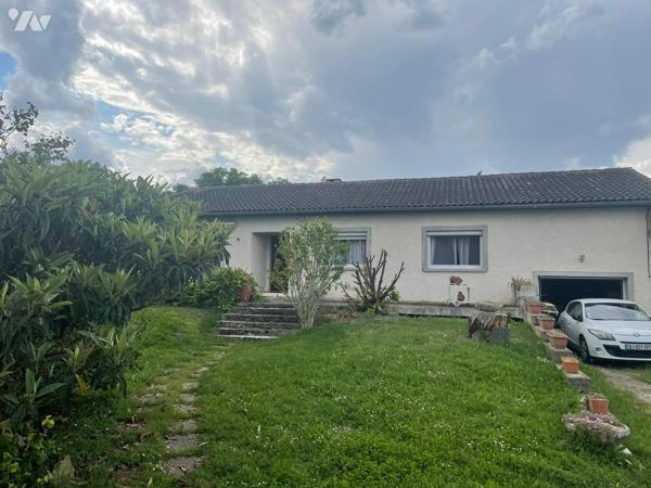 MAISON INDIVIDUELLE AVEC TERRAIN ATTENANT COMPRENANT UNE PISCINE.