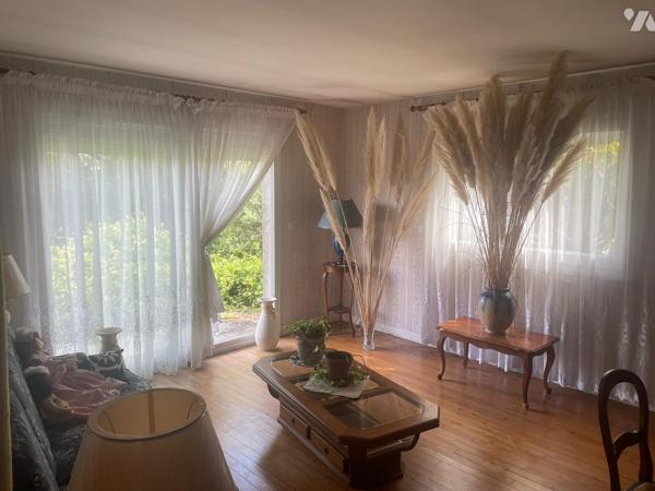 MAISON INDIVIDUELLE AVEC TERRAIN ATTENANT COMPRENANT UNE PISCINE.