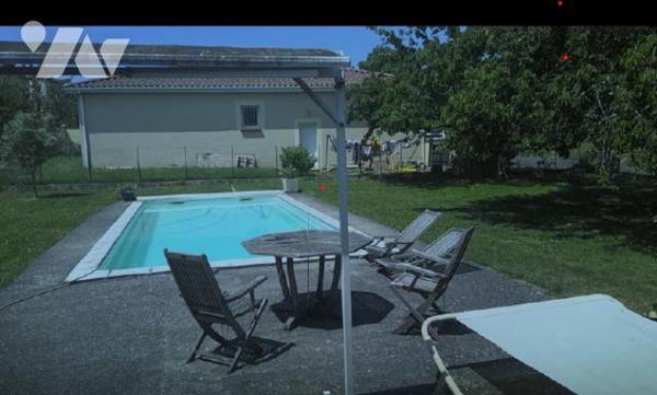 MAISON INDIVIDUELLE AVEC TERRAIN ATTENANT COMPRENANT UNE PISCINE.