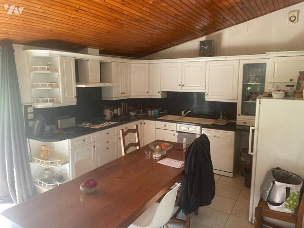 MAISON INDIVIDUELLE AVEC TERRAIN ATTENANT COMPRENANT UNE PISCINE.