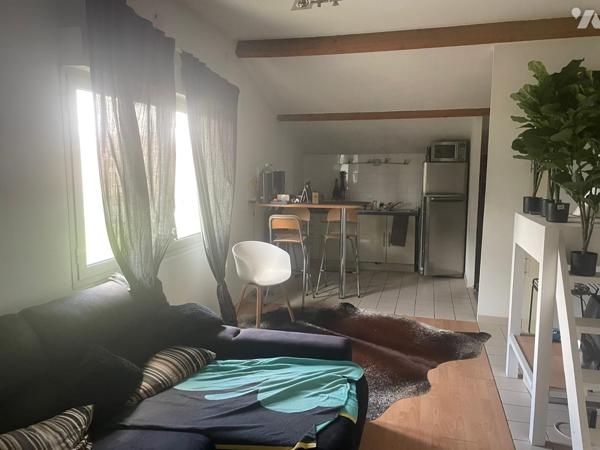 MAISON INDIVIDUELLE AVEC TERRAIN ATTENANT COMPRENANT UNE PISCINE.