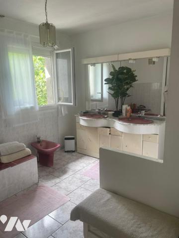 MAISON INDIVIDUELLE AVEC TERRAIN ATTENANT COMPRENANT UNE PISCINE.