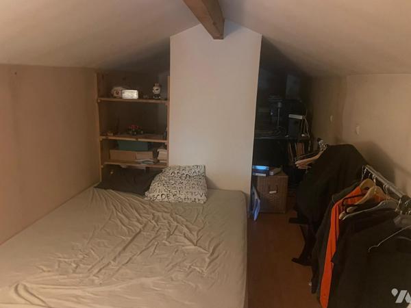 MAISON INDIVIDUELLE AVEC TERRAIN ATTENANT COMPRENANT UNE PISCINE.