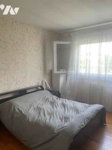 MAISON INDIVIDUELLE AVEC TERRAIN ATTENANT COMPRENANT UNE PISCINE.