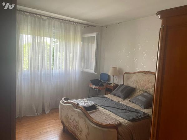 MAISON INDIVIDUELLE AVEC TERRAIN ATTENANT COMPRENANT UNE PISCINE.