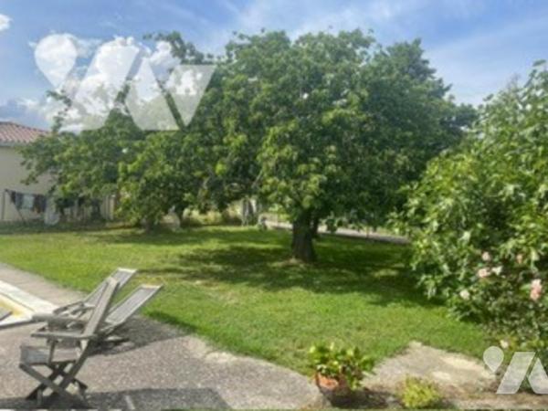 MAISON INDIVIDUELLE AVEC TERRAIN ATTENANT COMPRENANT UNE PISCINE.