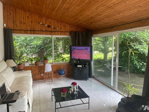 MAISON INDIVIDUELLE AVEC TERRAIN ATTENANT COMPRENANT UNE PISCINE.