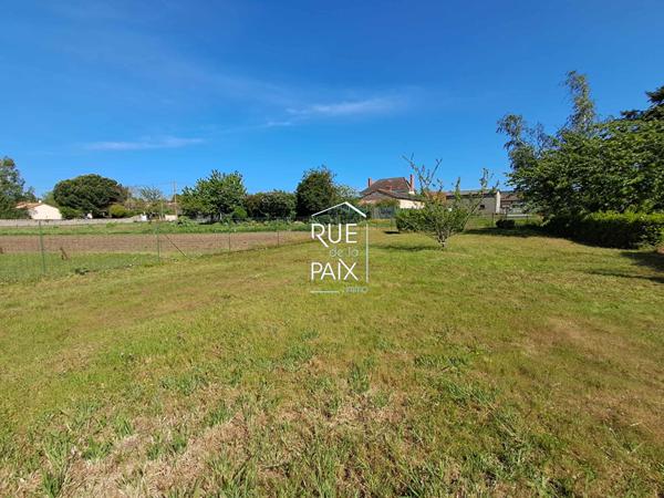 86140 SCORBE CLAIRVAUX Charmante Maison à Scorbe-Clairvaux avec Jardin et Dépendances