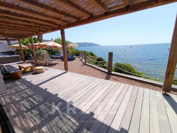 Maison d'architecte les pieds dans l'eau