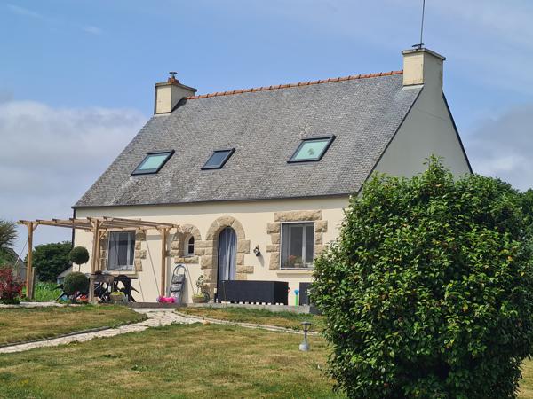 Boqueho (22170) Grande maison familiale avec 5 chambres, sous-sol total, terrain de 1 500 m² et double garage – Idéale pour le