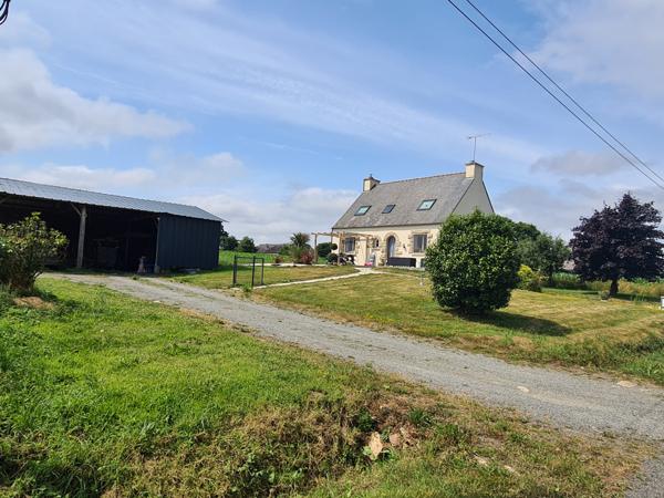 Boqueho (22170) Grande maison familiale avec 5 chambres, sous-sol total, terrain de 1 500 m² et double garage – Idéale pour le