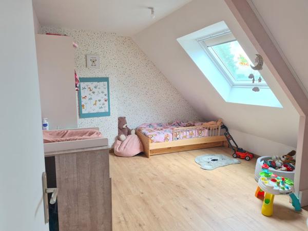 Boqueho (22170) Grande maison familiale avec 5 chambres, sous-sol total, terrain de 1 500 m² et double garage – Idéale pour le