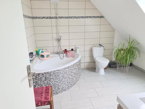 Boqueho (22170) Grande maison familiale avec 5 chambres, sous-sol total, terrain de 1 500 m² et double garage – Idéale pour le