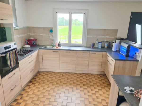 Boqueho (22170) Grande maison familiale avec 5 chambres, sous-sol total, terrain de 1 500 m² et double garage – Idéale pour le